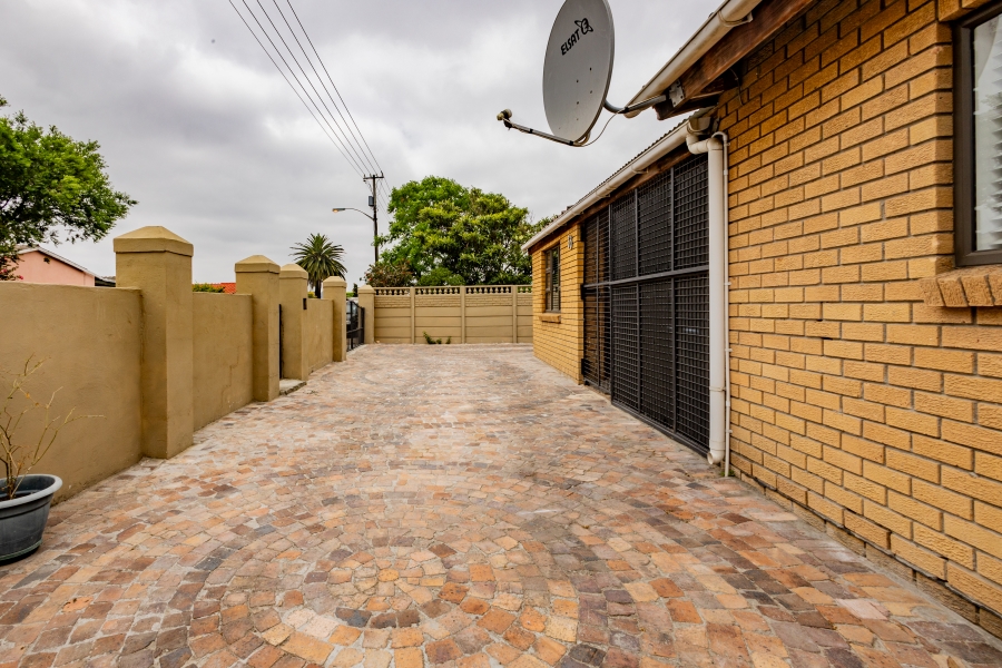 3 Bedroom Property for Sale in Uitsig Western Cape